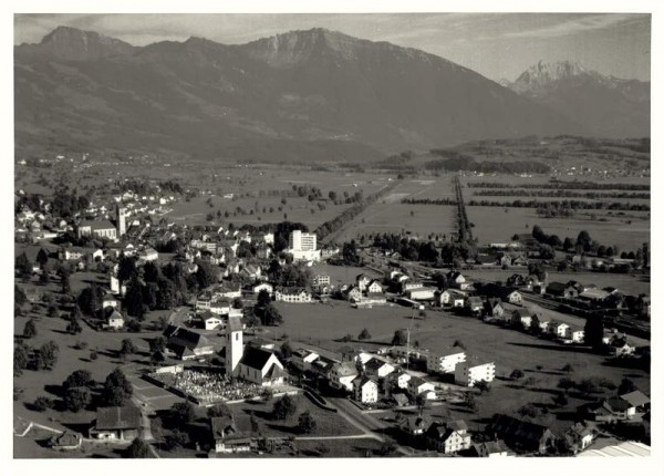 8730 Uznach SG, Kreuzkirche und Pfarrkirche Sankt Gallus + Stadtkirche/ Hintergrund: Speer, Federispitz + Mürtschenstock GL Vorderseite