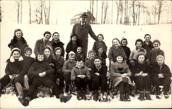 Schulklasse im Schnee Vorderseite