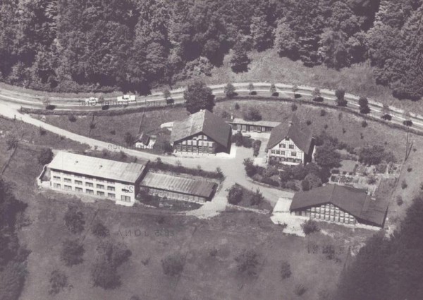 Geflügelfarm Cholgrueb, Hirzel ZH  -  Flugaufnahmen Vorderseite