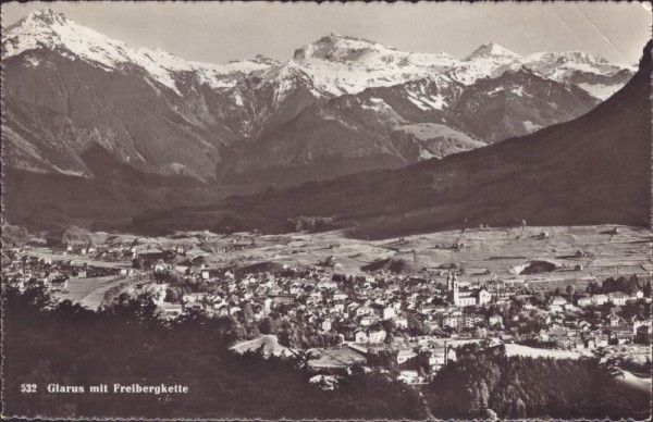 Glarus mit Freibergkette