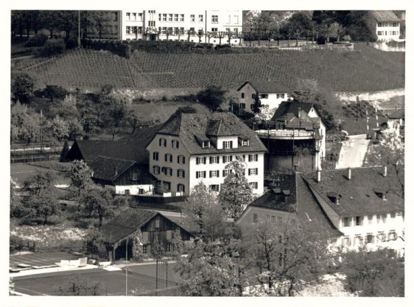 8712 Stäfa, Seestrasse 101, Sprachheilschule Stäfa/ Hintergrund: Neu: Alterszentrum Lanzeln/  Schule Kirchbühl Süd Vorderseite