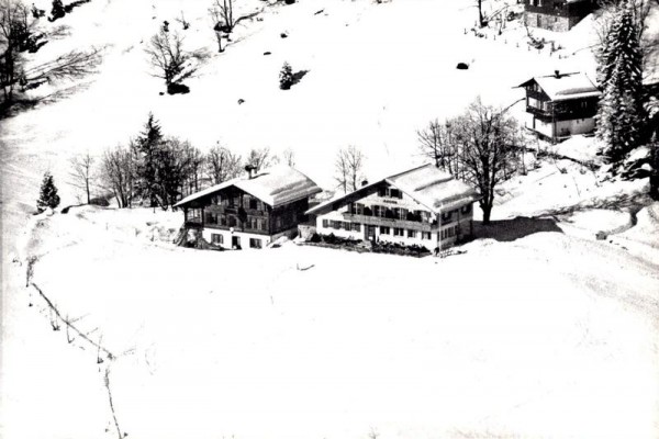 Hotel-Pension Ahorn, Braunwald, Flugaufnahme Vorderseite