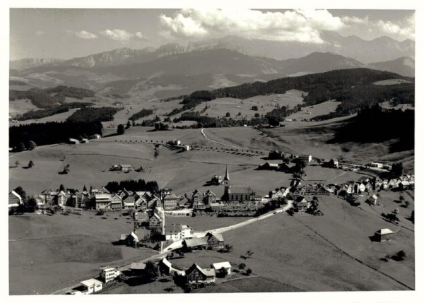 9103 Schwellbrunn, Ref. Kirche, Ausser der Kirche/Dorf/Halden / Hintergrund: Säntis Vorderseite