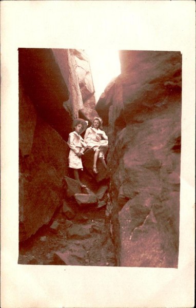 Kinder im Felsen Vorderseite