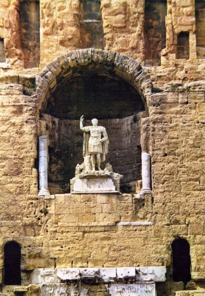 La Provence Romaine - Orange (Vaucluse) Le Théatre Antique - La Statue colossale de l'Empereur Augus