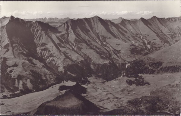 Blick vom grossen Metschhorn auf Elsigenalp und Niesenkette