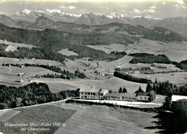 Flugaufnahme Etzel-Kulm 1100 m. mit Glarneralpen Vorderseite