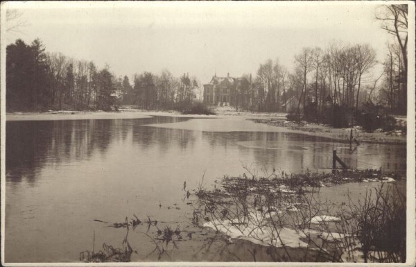 unbekanntes Schloss am See