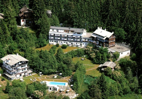 Hotel Garni "Am Waldrand", Flims Vorderseite