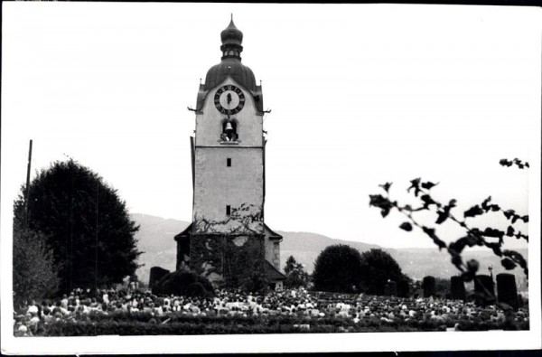 Versammlung vor Kirche, ev. Glockenaufzug Vorderseite