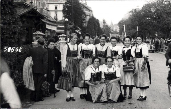 Trachtenfrauen, ev. in Interlaken Vorderseite