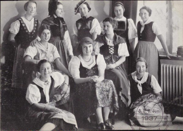 Trachtenfrauen 1937 Vorderseite