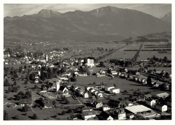 8730 Uznach SG, Kreuzkirche und Pfarrkirche Sankt Gallus + Stadtkirche/ Hintergrund: Speer+Federispitz Vorderseite