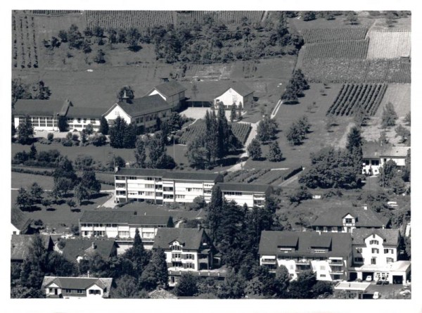 8706 Feldmeilen, Hintergrund- altes Schulhaus Feldmeilen, Vordergrund- General-Wille-Strasse 236-247 Vorderseite