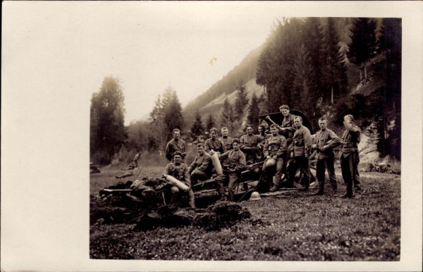 Gruppenbild beim Geschütz