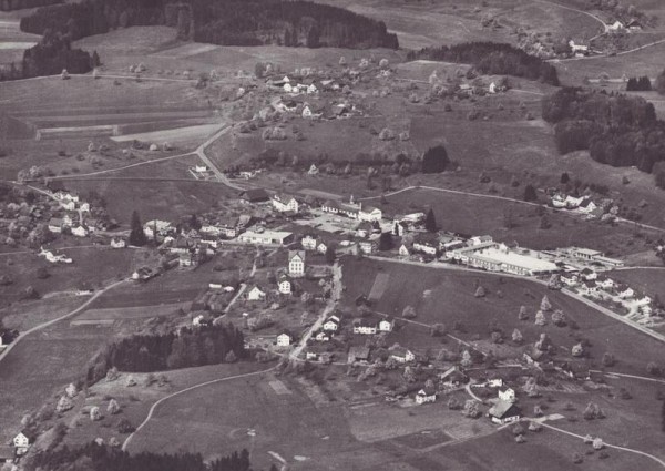 Wolfhausen ZH  -  Flugaufnahmen Vorderseite