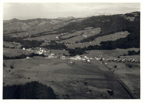 8726 Ricken, Katholische Pfarrei Ricken, Wattwilerstrasse 24/ Cholwald/  Hintergrund: Säntis Vorderseite