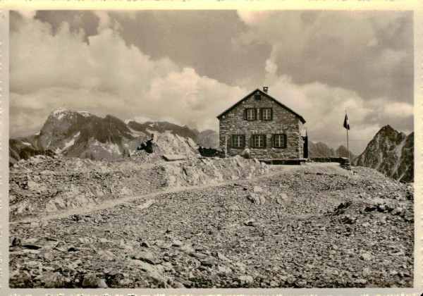 Cavardirashütte, Blick auf das Tödimassiv Vorderseite