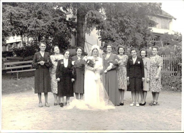 Gruppenbild Frauen mit Braut, Foto Walte Wiedmer, Bern Vorderseite