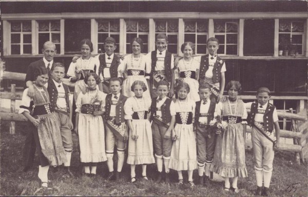 unbekanntes Gruppenbild mit pfeifenrauchenden Buben Vorderseite