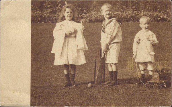 Kinder beim Spielen in England Vorderseite