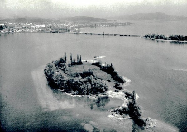 Insel Lützelau im Zürichsee  -  Flugaufnahmen Vorderseite