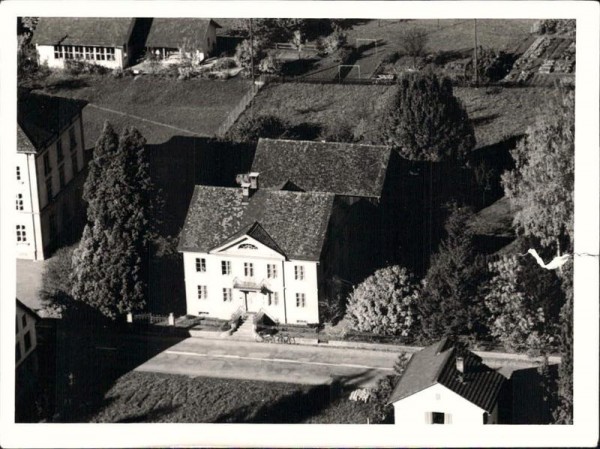 8494 Bauma, Dorfstrasse 43, 48 / Hintergrund - Schulhaus Kindergarten Dorf Vorderseite