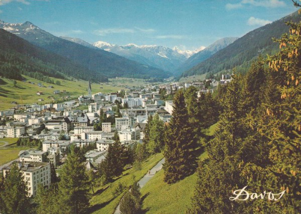 Davos (1560m) Blick auf Höhenpromenade, Rinerhorn, Bühlenhorn und Tinzenhorn (3172m)