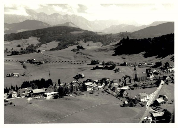 9103 Schwellbrunn, Ref. Kirche, Ausser der Kirche/Dorf/Halden / Hintergrund: Säntis Vorderseite