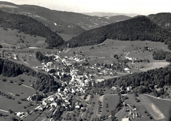 Langenbruck BL  -  Flugaufnahmen Vorderseite