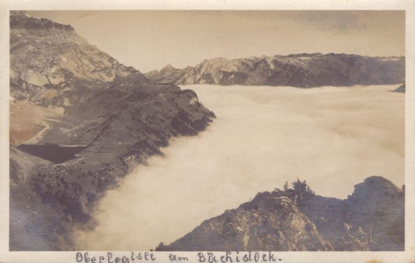 Oberblegisee mit Bächistock und Nebelmeer