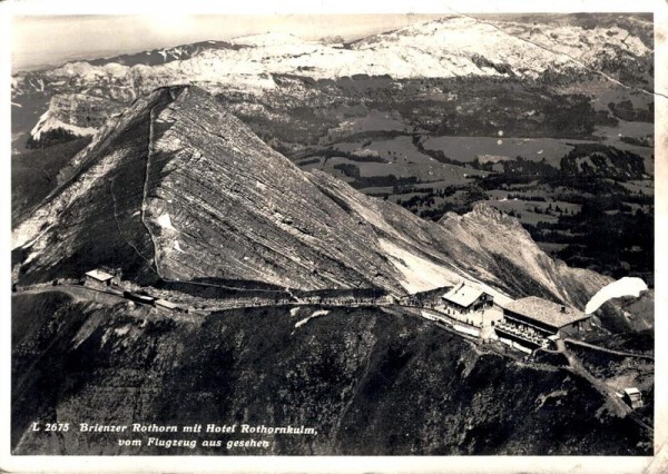 Brienzer Rothorn mit Hotel Rothornkulm vom Flugzeug aus gesehen Vorderseite