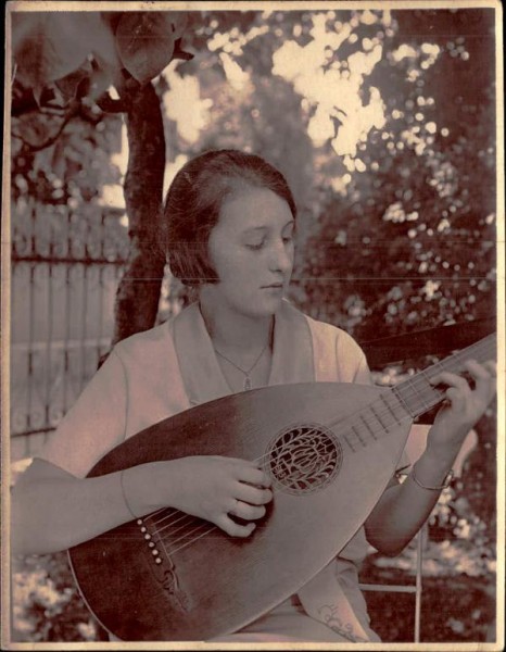 Frau mit Instrument Vorderseite