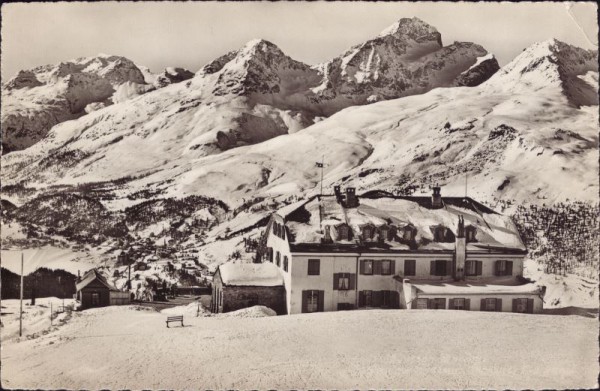 Muottas-Muragl Kulm (2500m). Blick auf St. Moritz, Piz Julier und Albaba