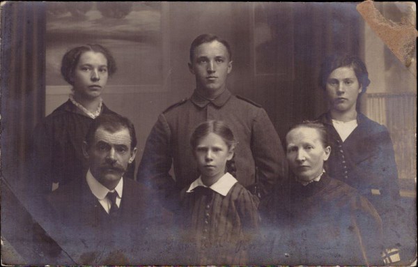 Familienfoto mit Sohn in Uniform