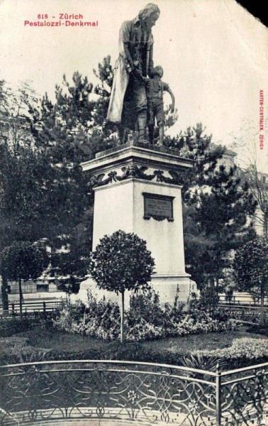 Zürich - Pestalozzi Denkmal Vorderseite