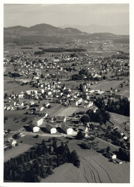 8620 Wetzikon, Juheestrasse-Seegräbnerstrasse/ Hintergrund: Bachtel Vorderseite