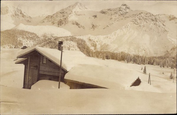 unbekanntes Haus im Schnee