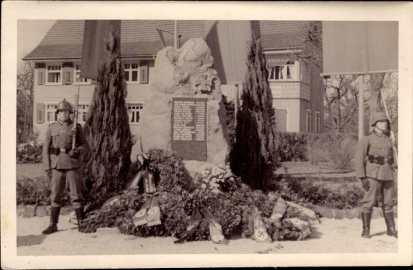 Wache vor dem Gefallenendenkmal (Hitlerkreuz)