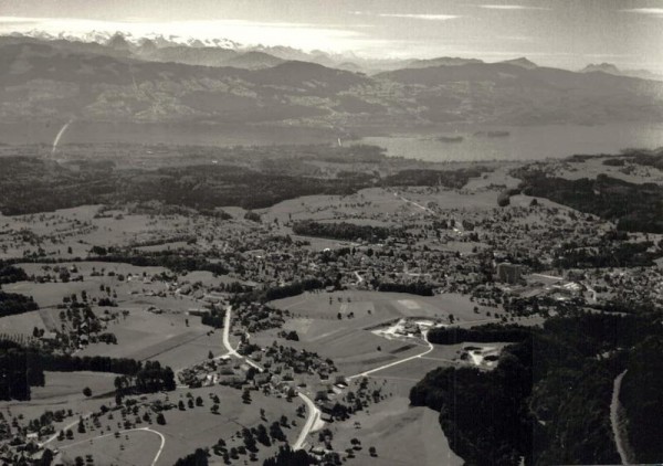 8630 Rüti ZH, Hintergrund: Aspwald - 8645 Rapperswil-Jona - Alpen mit Rigi Vorderseite