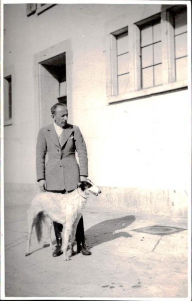 Mann mit Hund Vorderseite