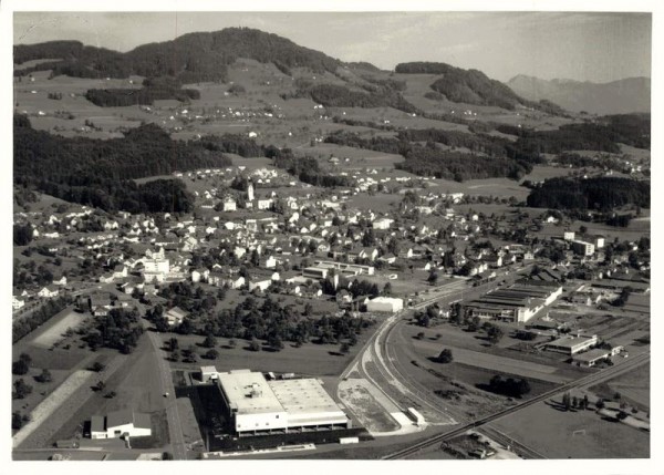 8340 Hinwil ZH, Zürichstrasse 55, Chocolats Halba Coop/ Bührer Traktorenfabrik/ Hintergrund: Bachtel Vorderseite