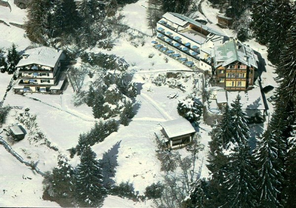 Haus am Waldrand im Winter, Flims-Waldhaus Vorderseite