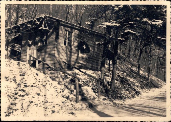 unbekannte Waldhütte Vorderseite